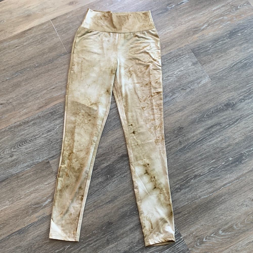 Le Lis leggings mid to high rise gold tie dye size small NWOT